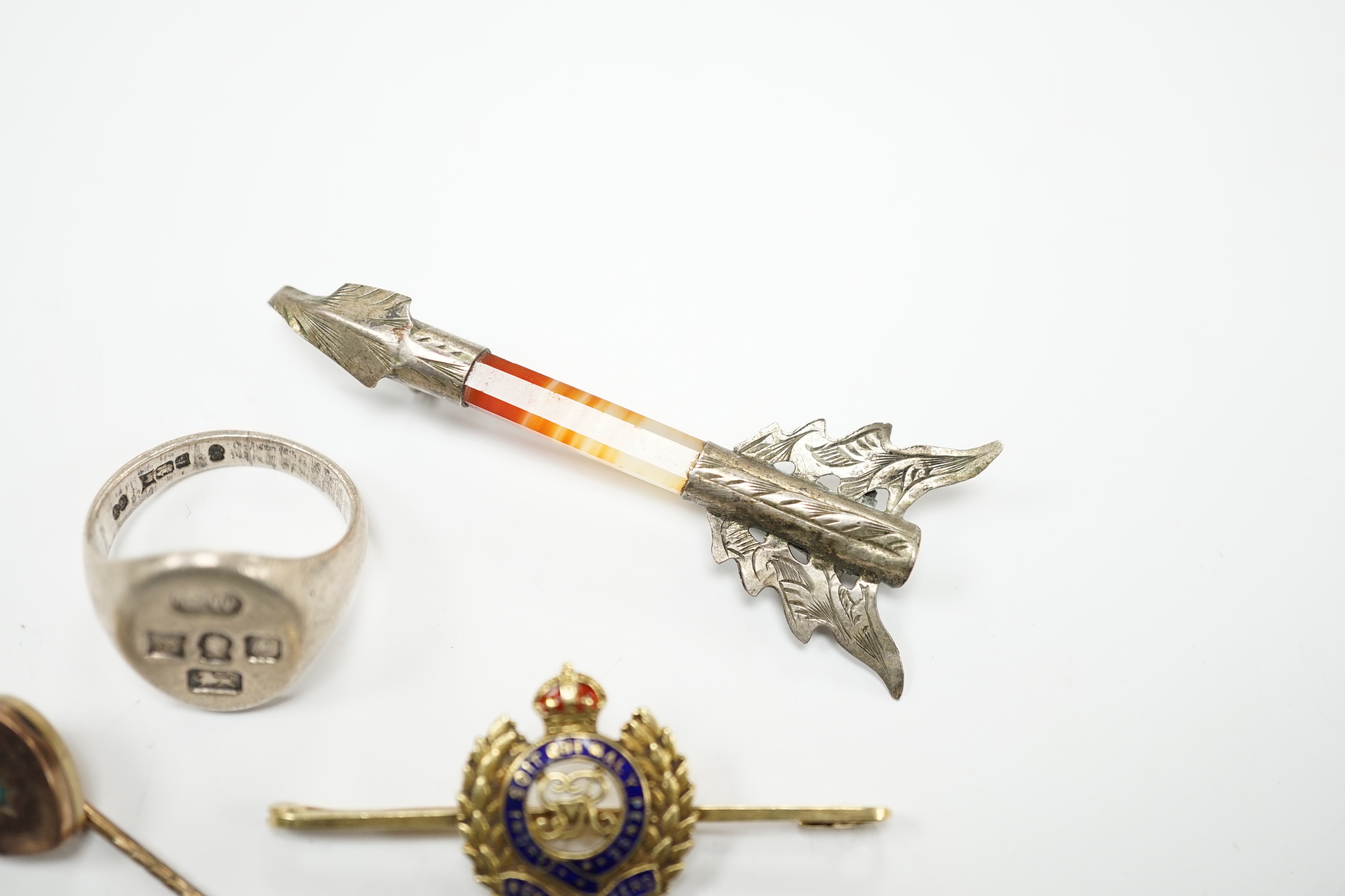 Sundry jewellery including a 1970's silver signet ring, a Chinese yellow metal mounted jade disc pendant, a 15ct regimental bar brooch, blue john brooch and two other items.